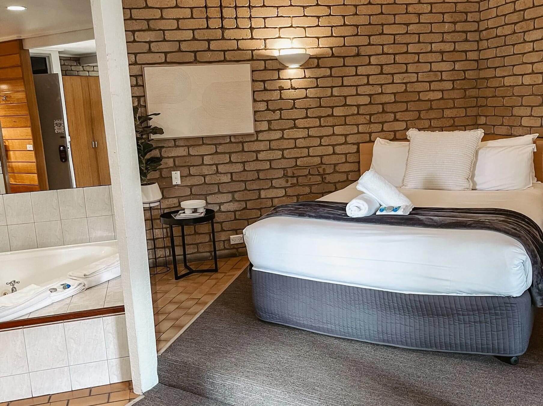 Accommodation And Places To Stay In Bairnsdale | Mitchell on Main. - Accommodation Spa-accommodation-Room-in-Bairnsdale