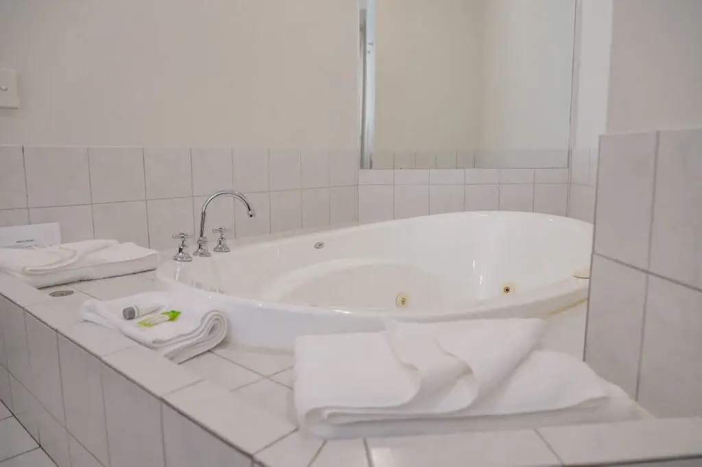 Accommodation And Places To Stay In Bairnsdale | Mitchell on Main. - Accommodation Superior Spa accommodation Near Room in Bairnsdale