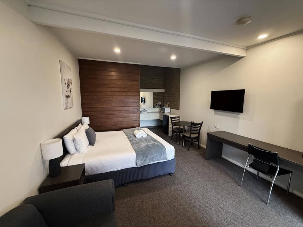 Superior King Room Motel Accommodation In Bairnsdale Victoria
