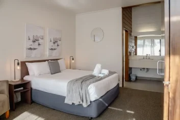 Superior 1 Bedroom Queen Apartment in Bairnsdale-1